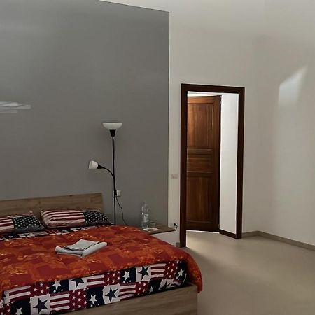Grande Stanza Matrimoniale In Palazzo Signorile Apartment Mirandola Exterior photo